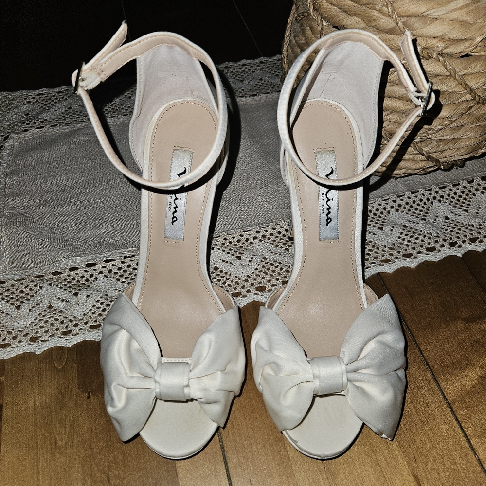 Nina Ivory Heels SZ 7.5M